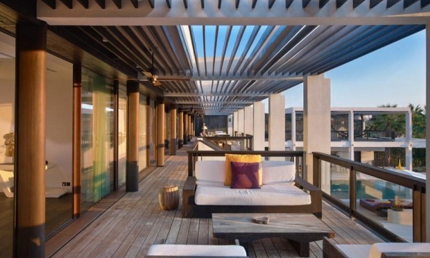 luxus-villa-balkon-einrichten-ideen-möbel-fuchsia-farbene-kissen