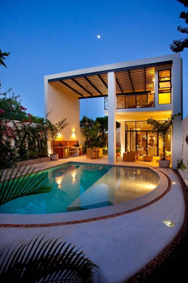 luxus-villa-fensterfront-hohe-überdachung-außenpool-terrasse
