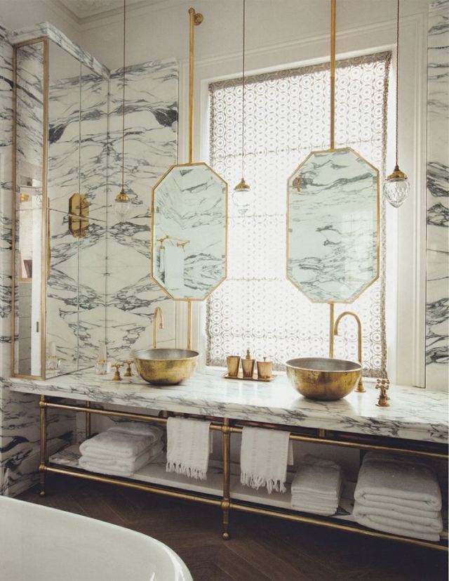 marmor-badezimmer-wandfliesen-einmalige-badspiegel-design-aufsatzbecken-gold-glanz