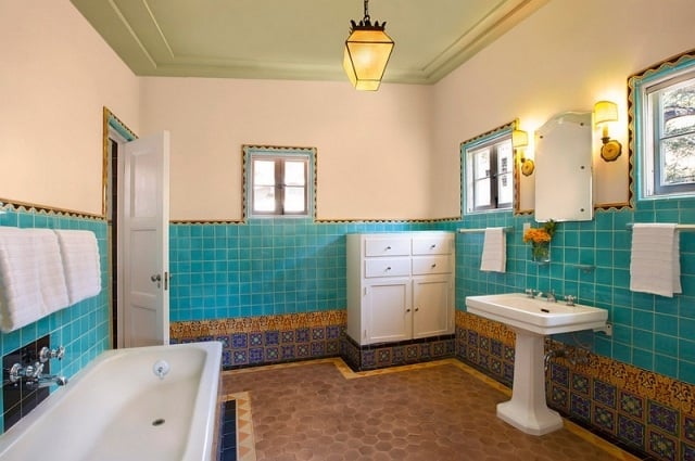 mediterran-marokkanisch-blaue-keramik-Fliesen-badezimmer