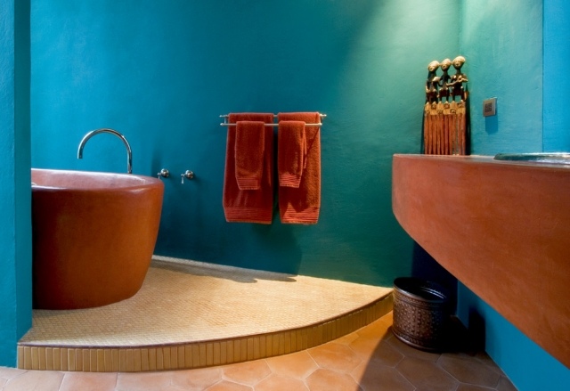 mediterrane-farben-badezimmer-türkis-wand-badmöbel-terracotta-farbe