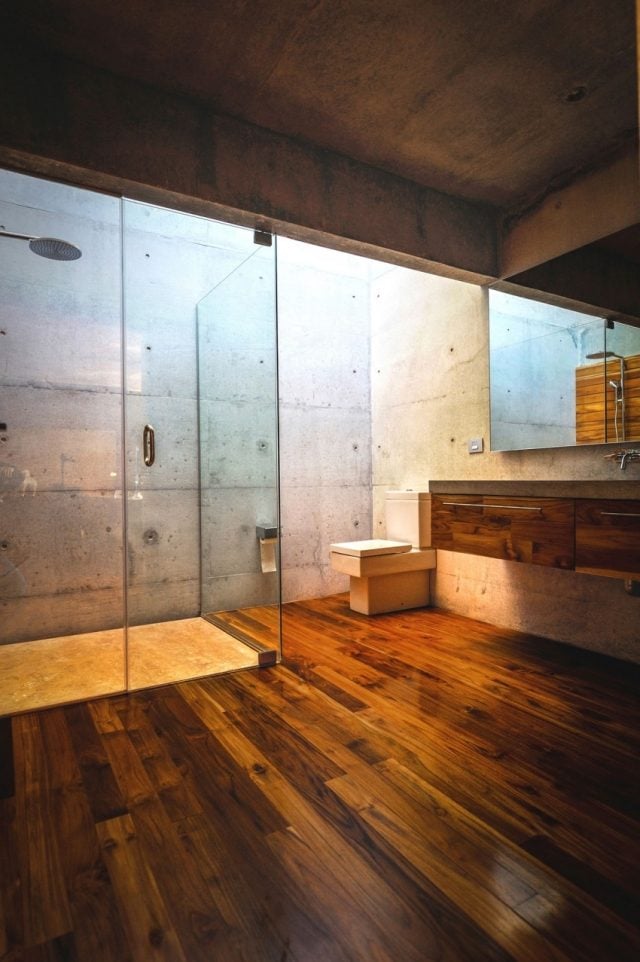 minimalismus-badezimmer-einrichtung-holz-beton-glas-dusche-wand-waschbecken