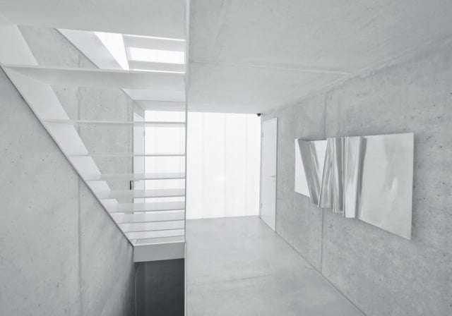 minimalistisch-weiss-innenarchitektur-treppenhaus-wanddeko