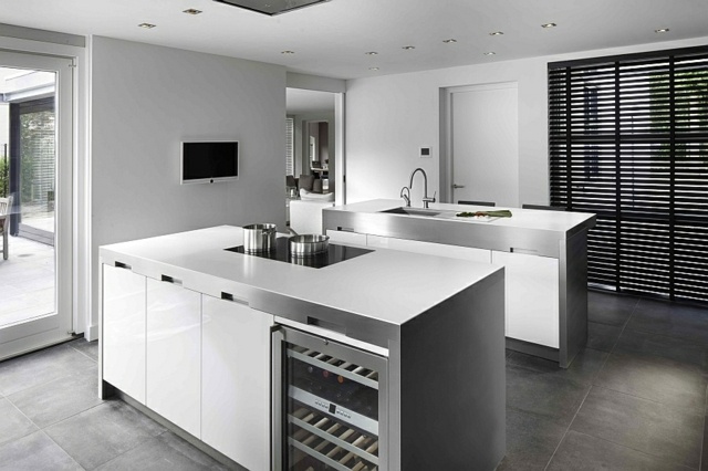 minimalistische Küche weiß Hochglanz Fronten elegant stilvoll