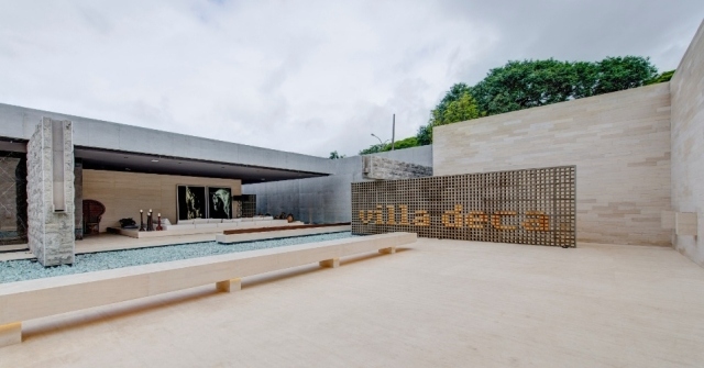 minimalistische-betonvilla-terrasse-teich-brunnen-design