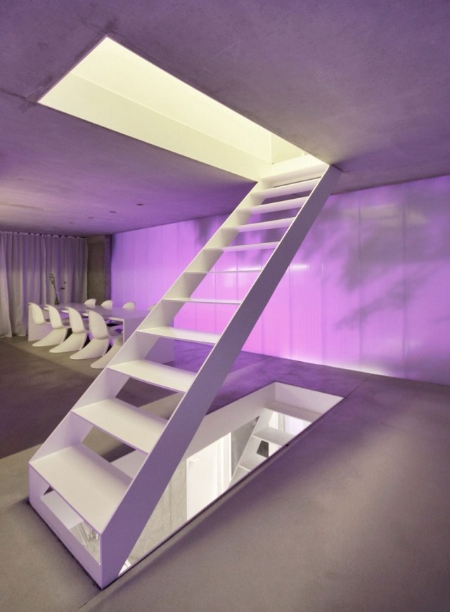 minimalistische-einrichtung-treppe-lilafarbene-beleuchtung