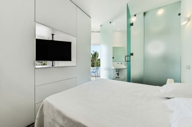 minimalistische-suite-schlafbereich-einbauschrank-weiß-badezimmer