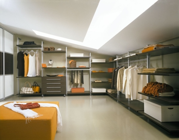 minimalistisches-Ankleidezimmer-Schuhen-Schubladen-und-Schränke-aus-Holz