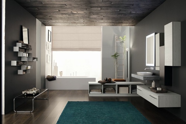 minimalistisches-Badezimmer-mit-blauem-Teppich-Holzptik