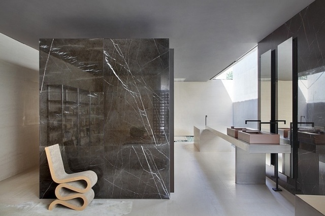 minimalistisches-badezimmer-groß-geschnitten-design-stuhl-holz-waschtisch