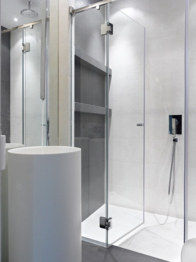 minimalistisches-badezimmer-standwaschbecken-duschkabine-glastrennwand