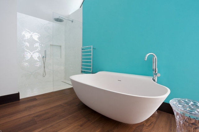 modern-badgestaltung-kobaltblau-farbene-wand-weiße-wanne-transparent-hocker