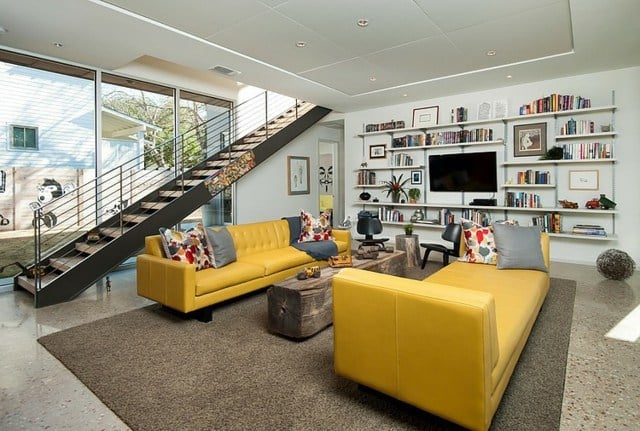 eklektische Wohnzimmer Einrichtung gelbe Sofas rustikal Baumstammtisch
