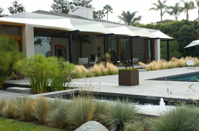 moderne-Gestaltung-mit-natürlichem-Gras-und-Brunnen