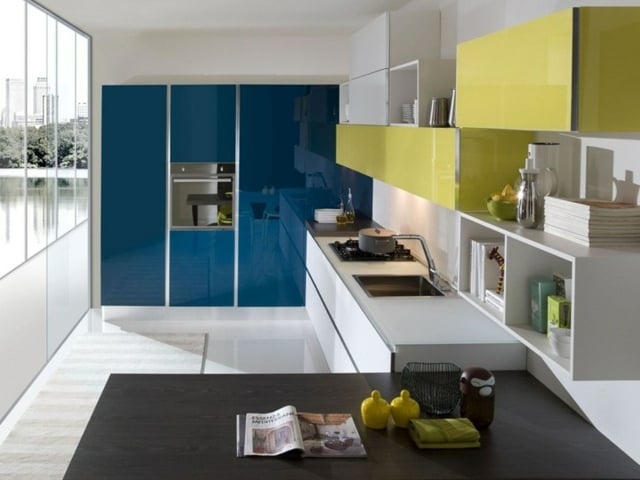 Küche grüne Oberschränke Einbaugeräte modern minimalistisch