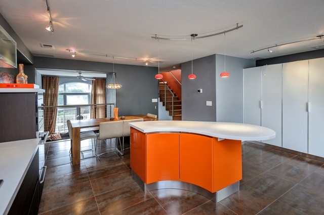 halbrunde Kochinsel orange Farbe Einbaugeräte Eckküche dunkl Holz