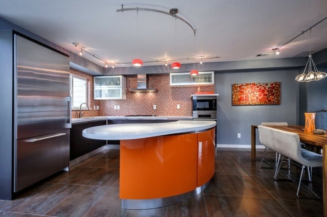 Küchenideen Gestaltung Mosaikfliesen orange Eckküche Schränke Kochinsel