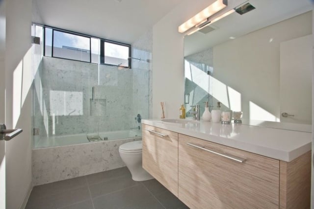 Möbel Badgestaltung Eiche Sandstein Glaswand
