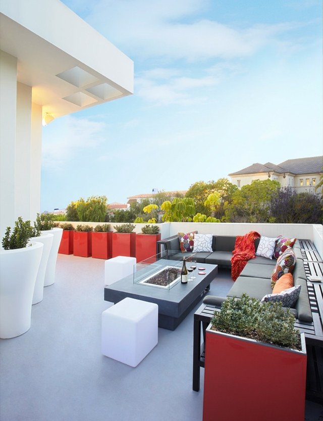 moderne Terrasse schwarz weiß rot pflanzen kübel
