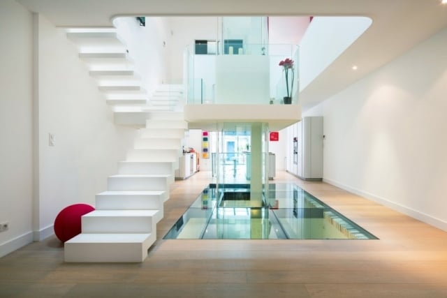 moderne-Treppen-Design-Architektenhäuser-minimalistisch-glasdach