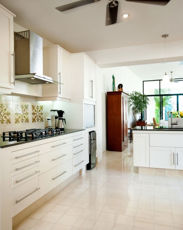 moderne-ausstattung-küche-weiße-fronten-fliesenboden-hochglanz