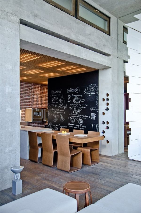 moderne-küche-einrichten-holzstühle-minimalistisch-beton-wände-kreidetafel