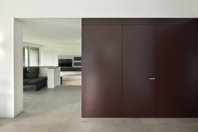 minimalistische Innenarchitektur Betonboden Türen moderne Gestaltung