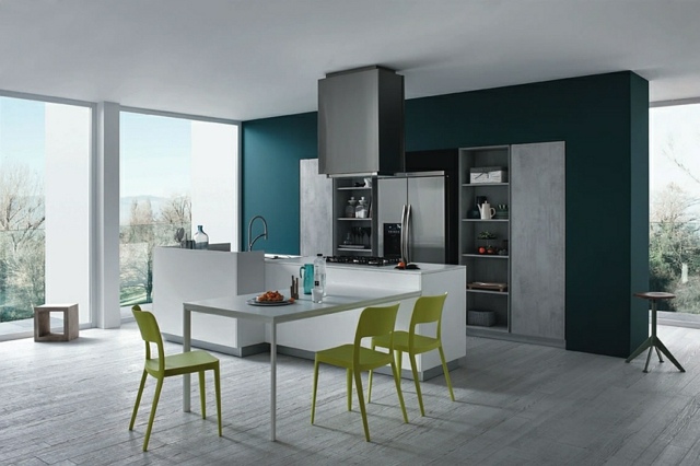 minimalistische Küche graue Farbe grüne Stühle Essplatz