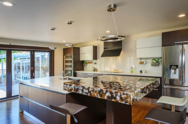 Küchenideen Renovierung Marmor Arbeitsplatte Optik Barstühle Kochinsel