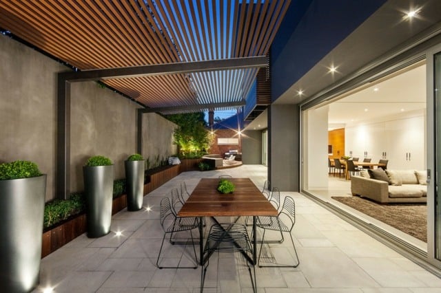 moderne patio design gartentisch pflanzenkübel terrasse
