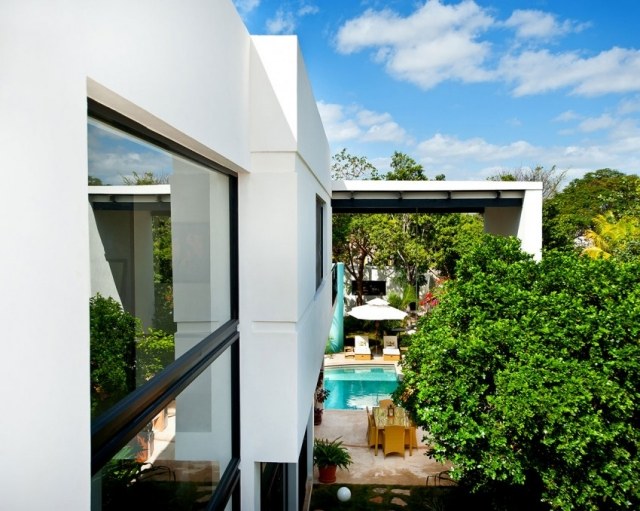 moderne-villa-Casa-CP78-weiße-Fassade-große-fensterflächen-Garten
