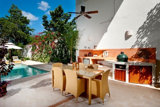 moderne-villa-mit-ansprechender-architektur-außenküche-essbereich