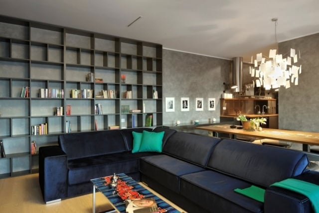 moderne wohnungseinrichtung wohnzimmer-ecksofa-dunkelblau-graue-wandfarbe-buecherwand