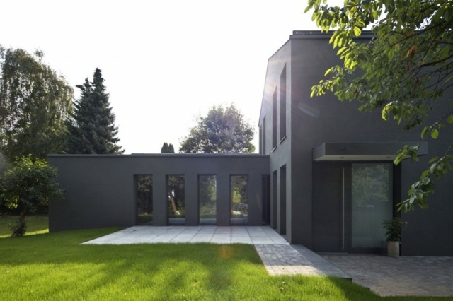 Fassade graue Farbe Betonplatten vorne