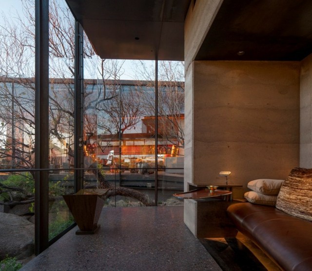 Ferienhaus Betonboden Glas Fassade Innendesign