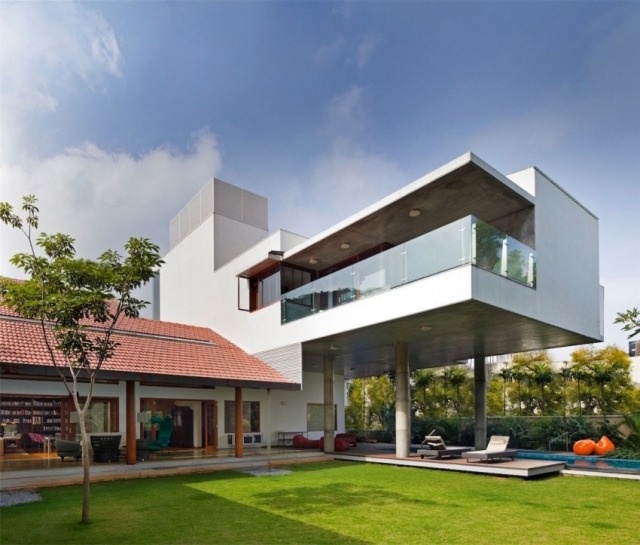 modernes-Haus-Beton-Holzdach-Kragkonstruktion-Library-House-indien