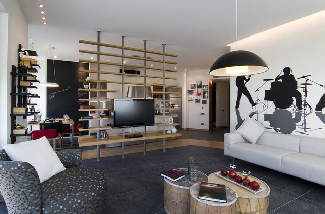 Wohnzimmer Alustangen Holz regale Fernseher Raumteiler
