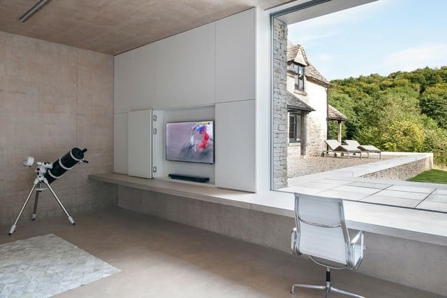 Wohnzimmer Fernseherschrank weiß mattiert Oberfläche TV verstecken