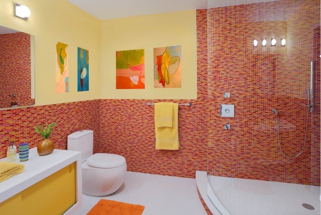 modernes-bad-farbgestaltung-der-wände-rot-gelb-wandkunst-bilder