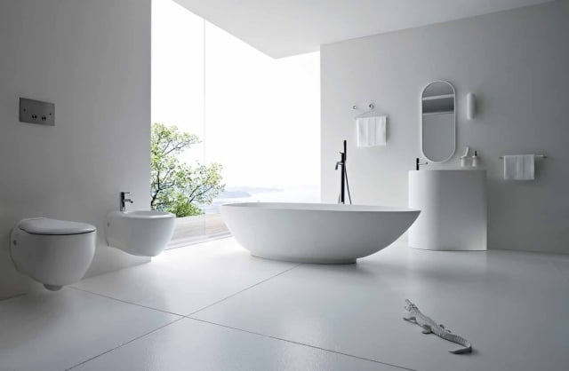 modernes-bad-schlichtes-farbschema-ovale-freistehende-badewanne-toilette-bidet