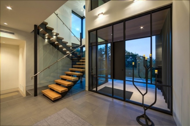 modernes-einfamilienhaus-innen-glasfronten-holz-stufen