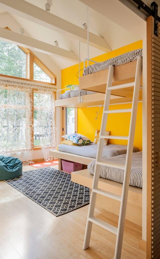 modernes-etagenbett-aus-holz-kinderzimmer-gelbe-wandfarbe-auflebend-frisch