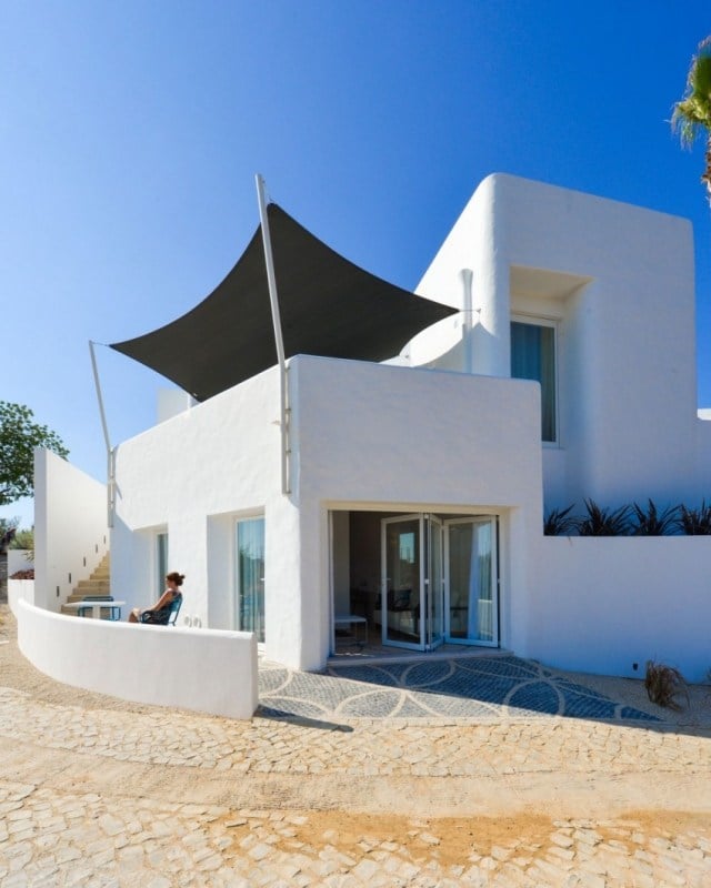 modernes-haus-zwei-terrassen-sonnensegel-sonnenschutz-weiße-fassade