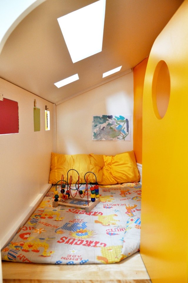 modernes-kinderzimmer-wand-gestalten-gelb-leuchtend-spielecke-bodenkissen