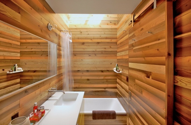 kleines Bad Fliesen Holz Optik Wand Badewanne