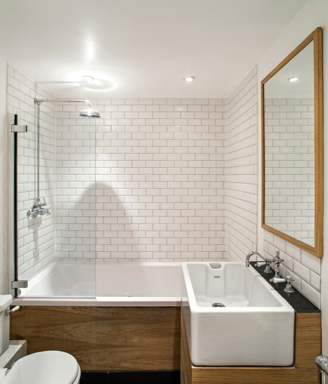 kleines Badezimmer Waschbecken Holz verkleidet Spiegel
