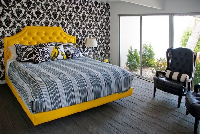 modernes-schlafzimmer-schwarz-weiss-gelber-bettrahmen