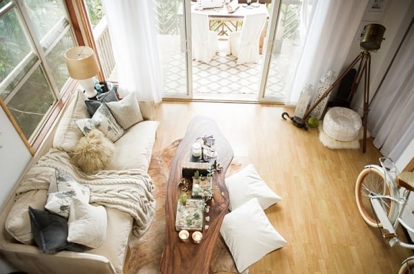modernes-wohnzimmer-skandinavischer-stil-weiß-sofa-rustikaler-kaffeetisch