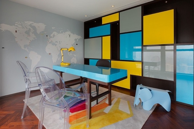 mondrian-look-wanddesign-gelb-blau-oberfläche-transparente-stühle