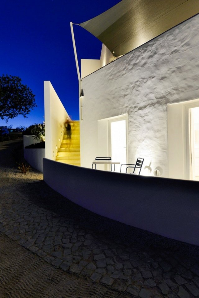 neubau-wohnhaus-zwei-terrasse-nachts-beleuchtet-Casa-dos-Terracos